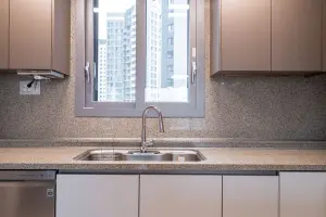 자연광 가득한 창가 싱크대 디자인